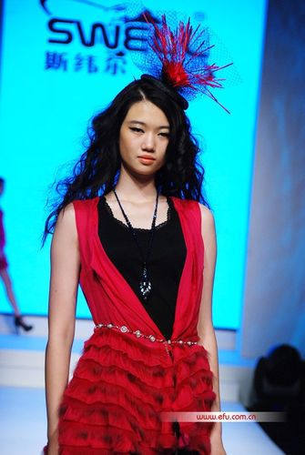 在6月13号的海宁中国皮革时尚周上,著名的皮革服装品牌斯纬尔 swell
